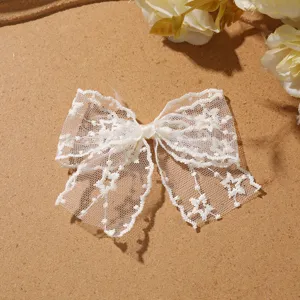 Witte kantstrik applicatie met delicate bloemen mesh textuur voor handwerk accessoires.
