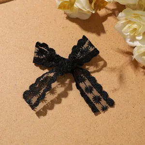 Prachtig zwart kanten strikaccessoire met bloemenborduurwerk voor DIY haarspelden en schoenen.