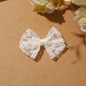 Gedetailleerde close-up van een delicate witte kanten strik, ideaal voor DIY-accessoires.