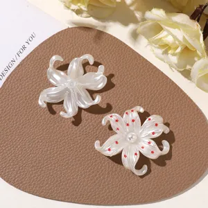 Iris bloem parel effect DIY haarspeld schoenbedel telefoonhoesje handwerk detail weergave