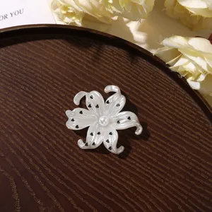 Witte iris bloem DIY accessoire met zwarte hartjes en parel voor telefoonhoesje.