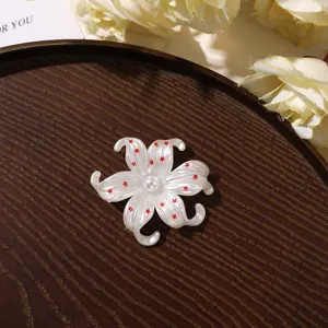 Witte hars iris bloem bedel met rode sterren en parel voor DIY telefoonhoesje en haaraccessoires.