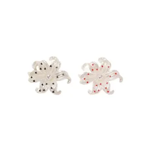 Charmante witte DIY bloemhangers met parel en hartjes of sterren voor decoratie.