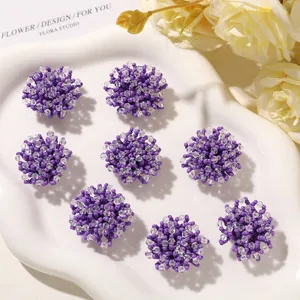 Vista de primer plano de los accesorios artesanales del racimo de flores de cuentas de cristal.
