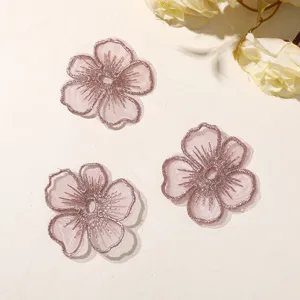 Detalle de parche de flor de cinco pétalos bordada en organza transparente para ropa DIY.