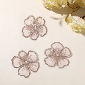 Detalle de flores bordadas en encaje de organza, ideal para decoración de ropa y manualidades DIY.