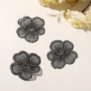 Detalles del parche de flores de cinco pétalos bordado de encaje de organza gris.
