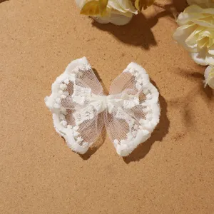 Gedetailleerde close-up van een delicaat wit kanten strikje voor creatieve DIY-projecten.