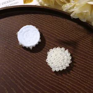 Vista dettagliata di toppa con perle di fiori finti, perfetta per vestiti e accessori fai da te.
