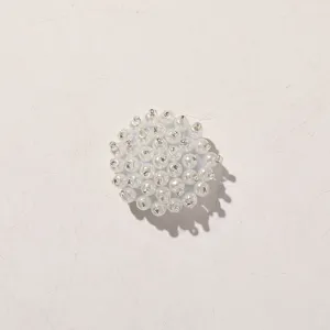 Dettaglio patch fiore perla bianca, ideale per artigianato gioielli fai da te e decorazione vestiti.