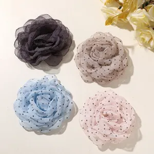 Vista dettagliata di simpatici accessori per capelli con rose in rete a pois e materiali fai da te