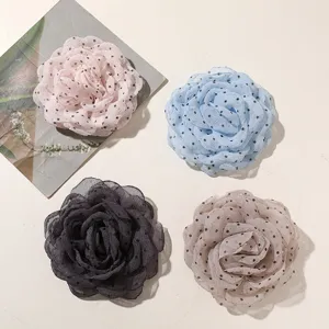Vista dettagliata di graziosi accessori di fiori di rose in chiffon a pois, forcine DIY.