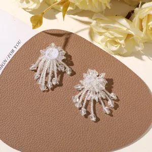 Pendientes de borla de cuentas hechos a mano, joyería de moda DIY de cristal transparente.