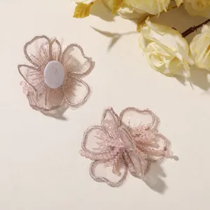 Exquisitos parches de flores bordadas de organza 3D con estambres de cuentas para manualidades.