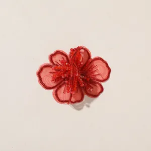 Flor bordada de organza roja con núcleo de cuentas, accesorio DIY para cabello y ropa.