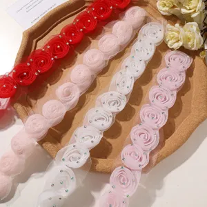 Detail de garniture de fleurs de rose 3D en mousseline strass pour robe de mariee DIY accessoires.