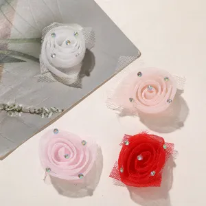 Gros plan détaillé de roses en mousseline avec strass, idéal pour accessoires DIY.