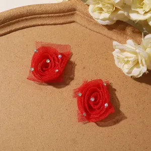 Vue détaillée de la fleur de rose 3D en strass de mousseline rouge, idéale pour le bricolage.