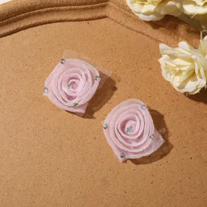 Detail de fleur de rose en mousseline rose avec strass brillants pour creations DIY.