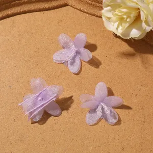 Primo piano dettaglio di fiore a cinque petali in organza viola chiaro per accessori artigianato.