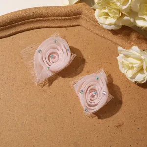 Gros plan detail de douce mousseline 3d rose strass fleur applique pour bricolage vetement decor.