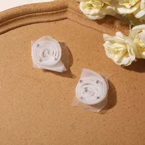 Vue détaillée d'accessoires de fleurs de roses en strass en mousseline DIY pour robes de mariée.
