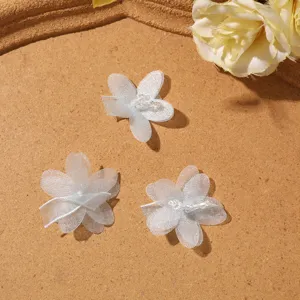 Dettaglio ravvicinato dell'accessorio fai-da-te di fiore trasparente azzurro a cinque petali.