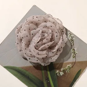 Primo piano dettagliato dell'accessorio per capelli rosa in tulle a pois, trama fine.