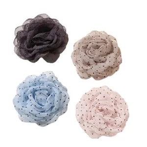 Grazioso fiore di rosa in garza a pois fai da te accessori per capelli e abbigliamento.
