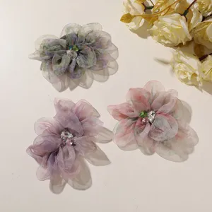 Close-up detail van gradiënt organza bloem broche met strass steen voor mooie haardecor.