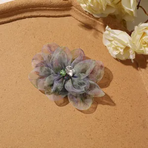 Gradient chiffon bloem broche met sprankelend kristalhart voor DIY accessoires haarspeld knutselen.