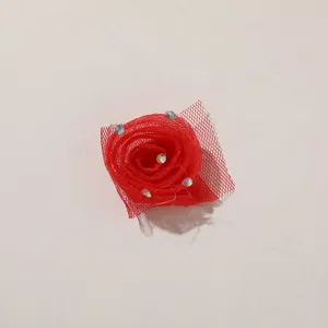Rose en résille rouge avec strass application couture vêtement accessoire gros plan