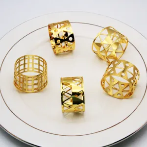 Bellissimo set di anelli portatovaglioli in metallo dorato, design geometrico dettaglio.
