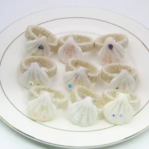 Portatovaglioli in conchiglia naturale e juta, elegante decorazione per tavola e matrimonio.