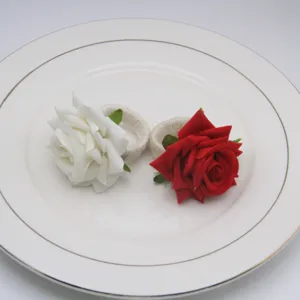 Dettaglio di portatovaglioli con rose fatte a mano, rosso e bianco per una raffinata decorazione.