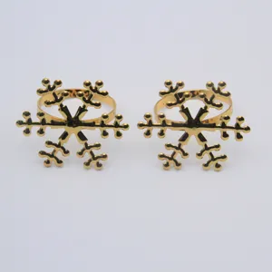 Goldene Schneeflocken Serviettenring Detailaufnahme, elegante Tischdeko für Weihnachten.