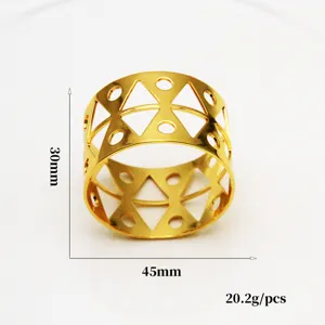 Portatovaglioli in metallo dorato con design geometrico traforato, dimensioni 45x30mm, peso 20,2g.