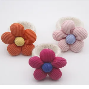 Détail rond de serviette fleur 3D en tissu fait main, doux pétales rembourrés table.