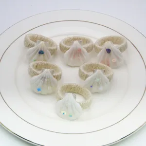 Portatovaglioli in conchiglia naturale e corda di juta, elegante decorazione tavola per hotel.