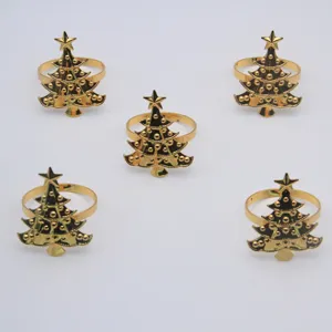 Goldene Weihnachtsbaum Serviettenringe Set, elegante Metall Tischdeko für Feiertage.