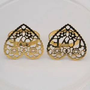 Eleganti portatovaglioli in metallo dorato a cuore con intaglio LOVE per la tavola
