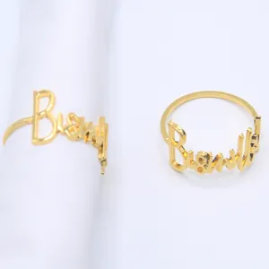 Goldene Metall Serviettenring Detailaufnahme, elegantes Schreibschriftdesign Tischdeko.