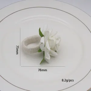 Dettaglio dell'anello portatovagliolo con rosa bianca fatta a mano, elegante decoro tavola.