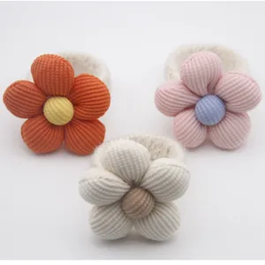 Gros plan détaillé d'un anneau de serviette en tissu fait main avec un design à cinq pétales doux.