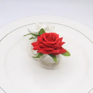 Elegante portasciugamani con rosa artificiale per decorazione tavola matrimonio hotel.
