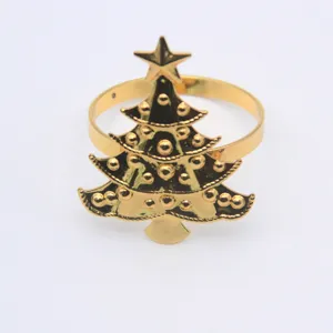 Goldener Weihnachtsbaum Serviettenring für festliche Tischdeko und Hoteldetails.