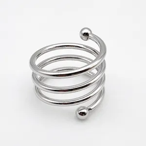 Détail de rond de serviette en spirale métallique argentée, design ressort moderne.