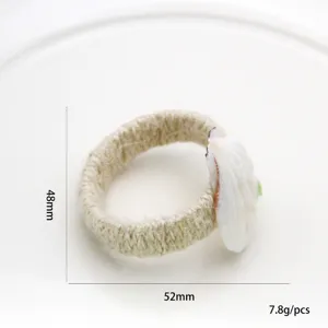 Dettaglio di un portatovaglioli in conchiglia naturale e juta con indicazioni di dimensioni.