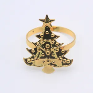 Goldene Weihnachtsbaum Serviettenring Detailaufnahme, elegante Festtags Tischdeko Ring.