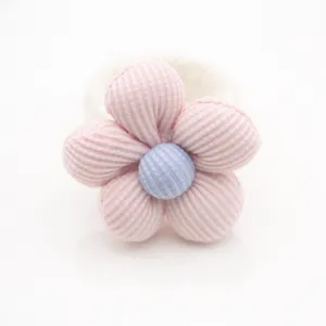 Gros plan de rond de serviette en tissu fait main, pétales roses avec cœur bleu, déco.